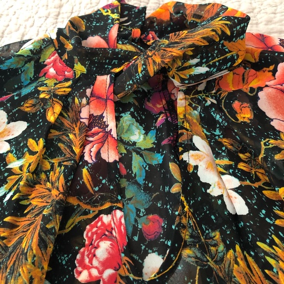 Bold elements blouse LG - Picture 2 of 4